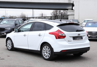 Подержанный автомобиль Ford Focus Hatchback 2011 года (7 фото)