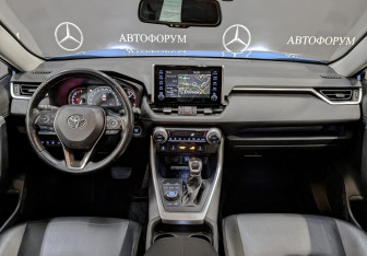 Подержанный автомобиль Toyota RAV4 2020 года (14 фото)
