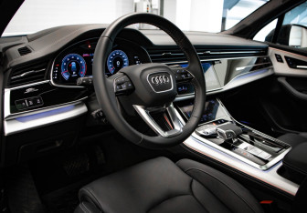 Подержанный автомобиль Audi Q7 2024 года (7 фото)
