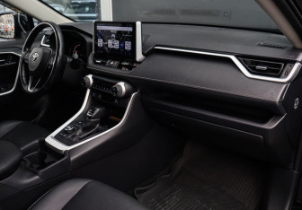 Подержанный автомобиль Toyota RAV4 2021 года (7 фото)