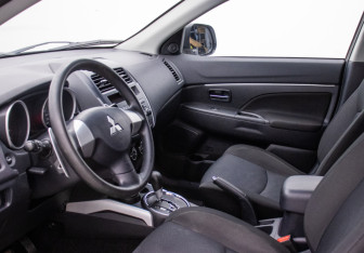 Подержанный автомобиль Mitsubishi ASX 2011 года (10 фото)