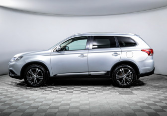 Подержанный автомобиль Mitsubishi Outlander 2018 года (8 фото)