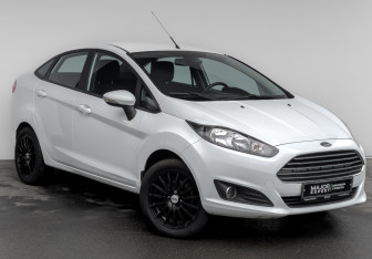 Подержанный автомобиль Ford Fiesta Sedan 2015 года (3 фото)