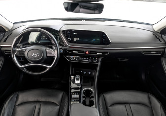 Подержанный автомобиль Hyundai Sonata 2022 года (14 фото)