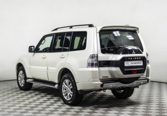 Подержанный автомобиль Mitsubishi Pajero 2014 года (7 фото)