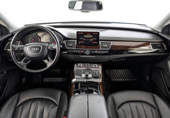 Подержанный автомобиль Audi A8 2013 года (14 фото)