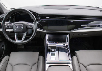 Подержанный автомобиль Audi Q8 2019 года (13 фото)