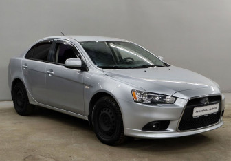 Подержанный автомобиль Mitsubishi Lancer Sedan 2011 года (3 фото)