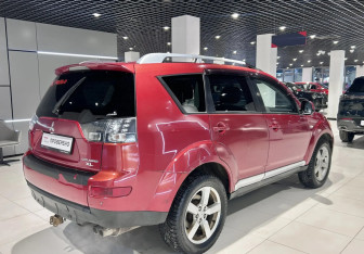 Подержанный автомобиль Mitsubishi Outlander 2008 года (4 фото)
