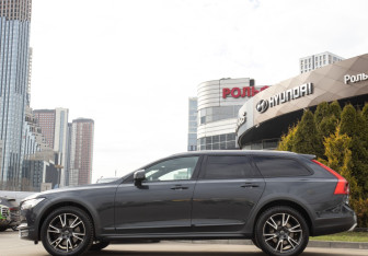 Подержанный автомобиль Volvo V90 Cross Country 2017 года (6 фото)