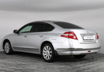 Подержанный автомобиль Nissan Teana 2010 года (7 фото)