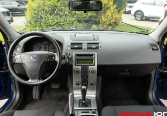 Подержанный автомобиль Volvo V50 2008 года (11 фото)