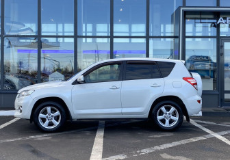 Подержанный автомобиль Toyota RAV4 2012 года (8 фото)