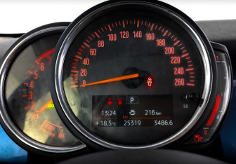 Подержанный автомобиль MINI Hatch 2021 года (13 фото)