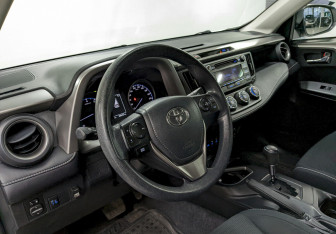 Подержанный автомобиль Toyota RAV4 2017 года (13 фото)