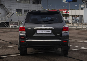 Подержанный автомобиль Toyota Highlander 2011 года (6 фото)