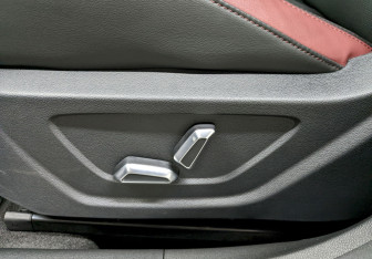 Подержанный автомобиль Geely Coolray 2023 года (15 фото)