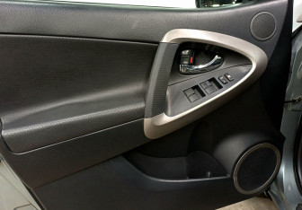 Подержанный автомобиль Toyota RAV4 2008 года (18 фото)