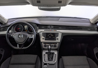 Подержанный автомобиль Volkswagen Passat Sedan 2017 года (14 фото)