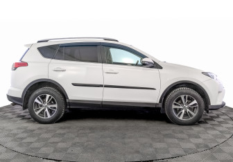 Подержанный автомобиль Toyota RAV4 2016 года (4 фото)