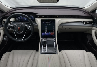 Подержанный автомобиль Hongqi H5 2024 года (14 фото)