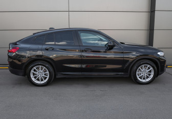 Подержанный автомобиль BMW X4 2022 года (4 фото)