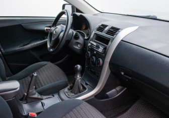 Подержанный автомобиль Toyota Corolla Sedan 2008 года (10 фото)