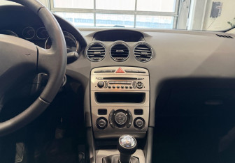 Подержанный автомобиль Peugeot 408 2013 года (15 фото)