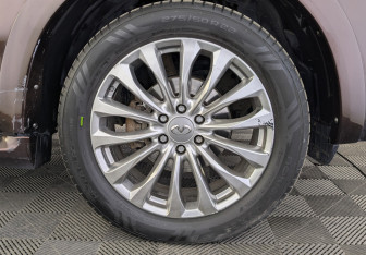 Подержанный автомобиль Infiniti QX80 2017 года (12 фото)