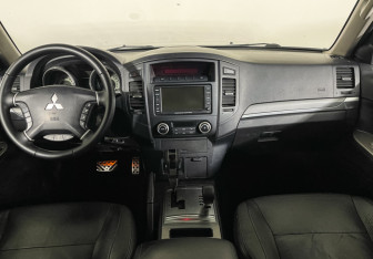 Подержанный автомобиль Mitsubishi Pajero 2012 года (12 фото)