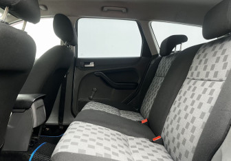 Подержанный автомобиль Ford Focus Wagon 2006 года (11 фото)