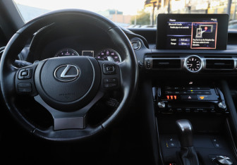 Подержанный автомобиль Lexus IS Sedan 2021 года (17 фото)