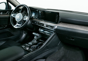 Подержанный автомобиль Kia K5 2020 года (10 фото)