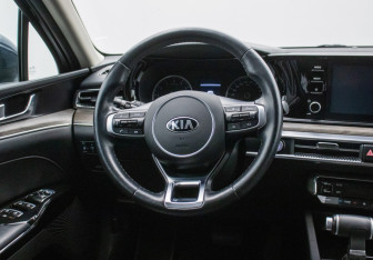 Подержанный автомобиль Kia K5 2021 года (15 фото)