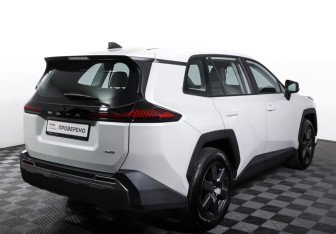 Подержанный автомобиль Toyota RAV4 2025 года (5 фото)