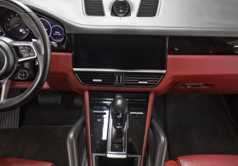 Подержанный автомобиль Porsche Cayenne 2020 года (15 фото)