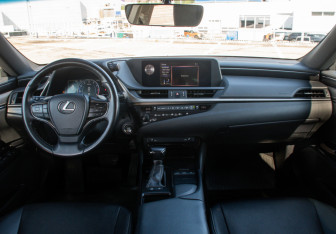 Подержанный автомобиль Lexus ES 2018 года (13 фото)