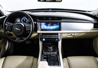 Подержанный автомобиль Jaguar XF Sedan 2017 года (11 фото)