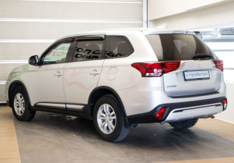 Подержанный автомобиль Mitsubishi Outlander 2018 года (6 фото)