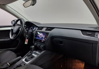 Подержанный автомобиль Skoda Octavia Liftback 2020 года (10 фото)