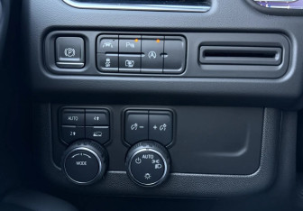 Подержанный автомобиль Chevrolet Suburban 2023 года (15 фото)