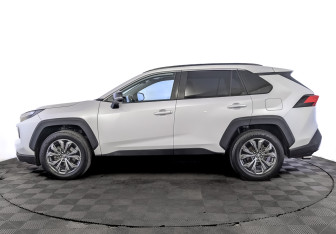 Подержанный автомобиль Toyota RAV4 2024 года (8 фото)