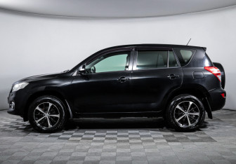 Подержанный автомобиль Toyota RAV4 2010 года (8 фото)