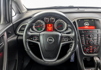 Подержанный автомобиль Opel Astra Sedan 2014 года (21 фото)