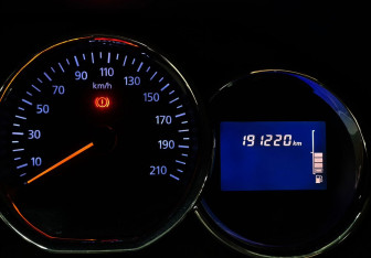 Подержанный автомобиль Renault Sandero 2016 года (15 фото)