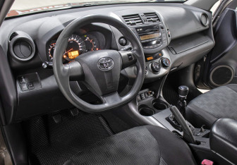 Подержанный автомобиль Toyota RAV4 2010 года (16 фото)