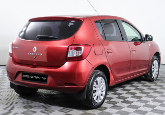 Подержанный автомобиль Renault Sandero 2017 года (3 фото)