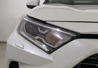 Подержанный автомобиль Toyota RAV4 2022 года (9 фото)