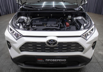 Подержанный автомобиль Toyota RAV4 2021 года (9 фото)