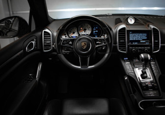 Подержанный автомобиль Porsche Cayenne 2015 года (9 фото)